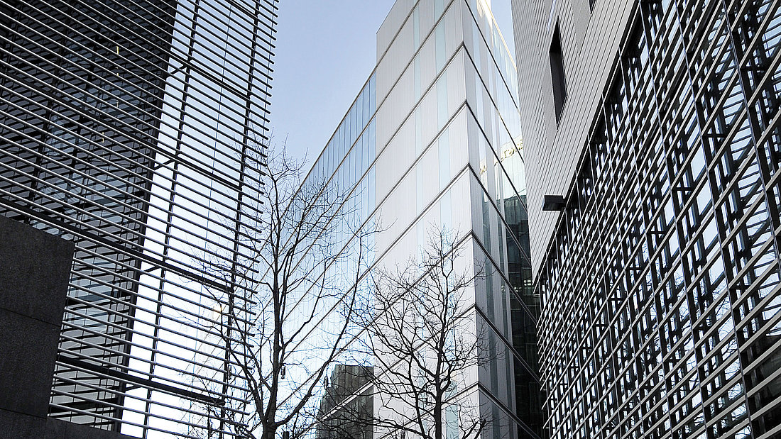moderne Innenstadtfassaden aus Glas und Metall.